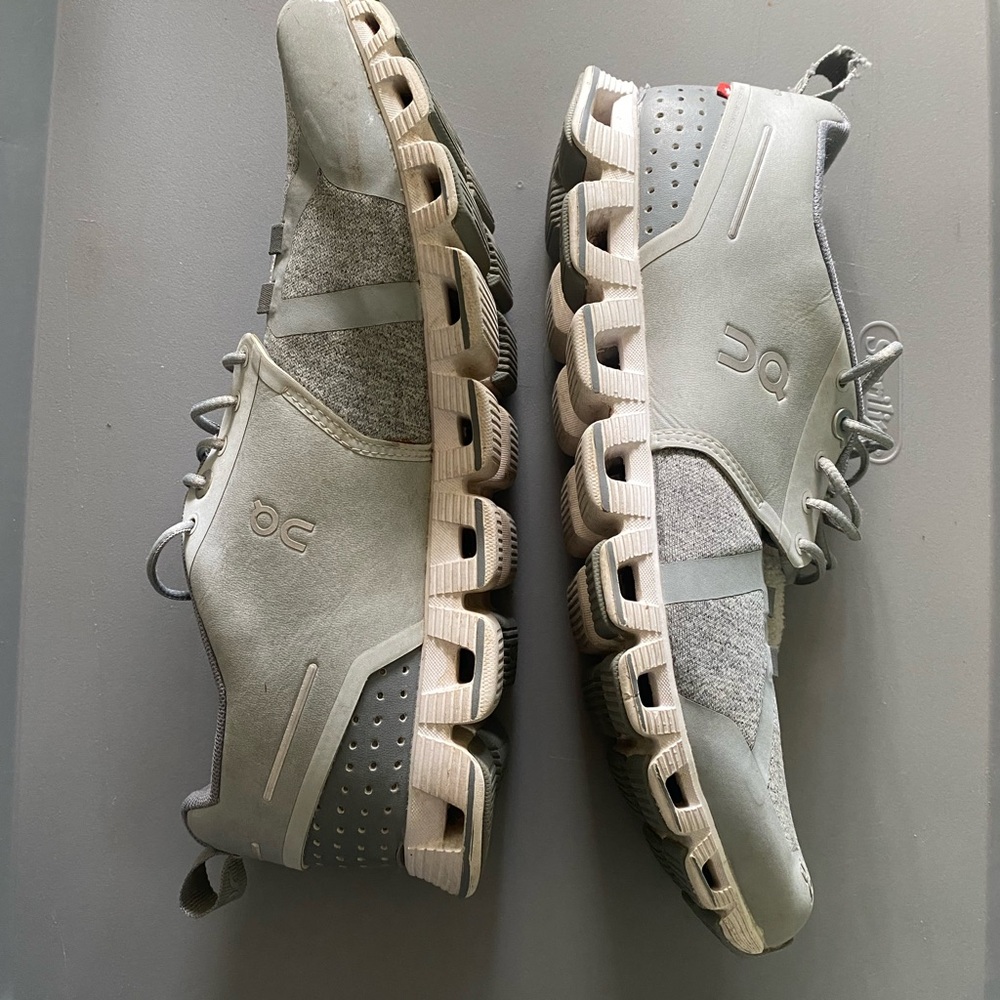 Stylish Gray Sneakers with Beige Sole